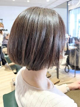 サラ(sarah) グレージュ/前下がりショートボブ