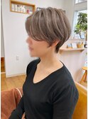 くせ毛ショート。グレージュ。ダブルカラー。
