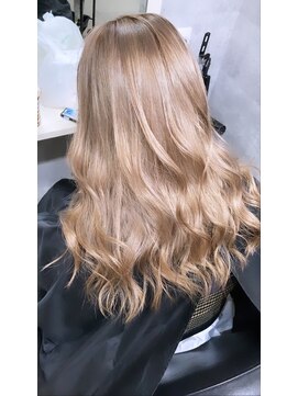 モーション 新宿(motion) ホワイトブロンド