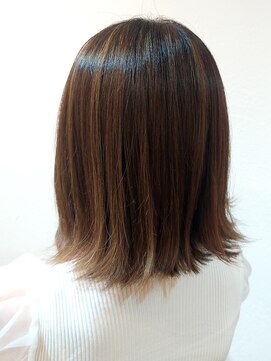 タエビスアリッサム(Taebis Alyssum) アッシュ系3Dカラー(切りっぱなしボブ、外ハネボブ)