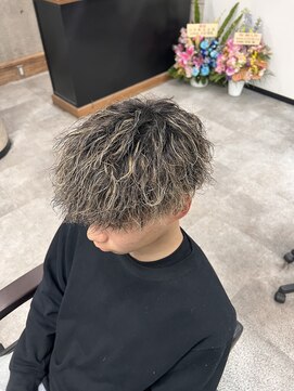 イーラ(era) メンズパーマ金メッシュ波巻きツイスパマッシュ