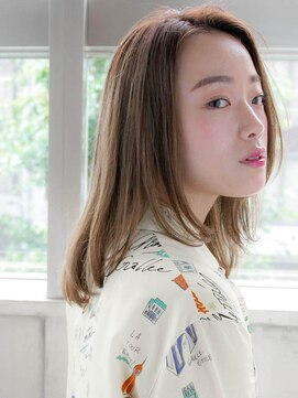 ルティア(Lutia) 大人可愛い センターパート グレージュ ★★