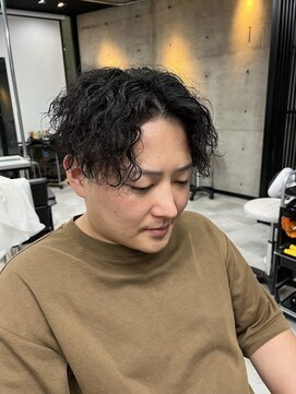 イーラ(era) センターパートツイストスパイラルパーマ刈り上げツーブロック