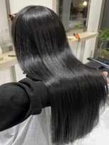 ヨロ 小岩(YOLO) 小岩ブリーチなし地毛風透明感艶ブラック韓国レイヤーカット