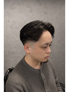 ワンワンオー バーバーショップ 長浜店(@110 BARBER SHOP) センターパート×フェードで作る、知的な大人メンズスタイル