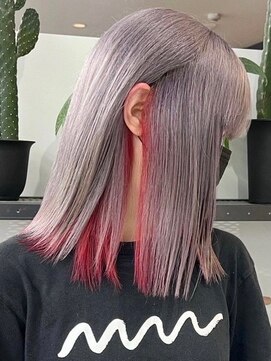 ウィコ 新宿(WICO) シルバー×インナーレッド[ケアブリーチ/ペールベージュ/新宿駅]