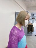 くすみベージュ×ボブ