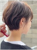 グレージュカラー斜めバングくびれショート