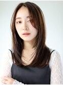 <オバマ>流れる前髪に毛先の揺れが可愛いミディアムレイヤー
