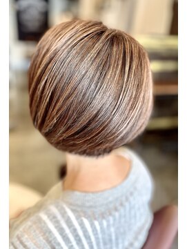 サーティエイト(38) 50代くびれショート/白髪ぼかし:グレージュ/小顔ショートボブ/