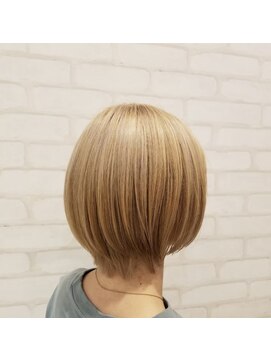 ビスイル 秋葉原店(Vis ill) ハイトーンカラーミルクティーベージュミニウルフ丸みボブ