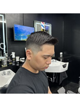 ゴールドグローバーバー(GOLDGLOW BARBER) フェードカット