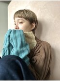 ブロンド×オン眉マッシュショート