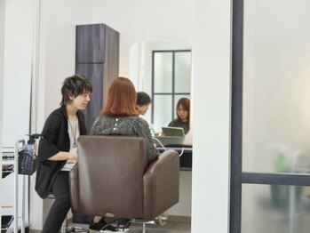 コモド(comodo)の写真/【完全マンツーマン/半個室】ベテランスタイリストが髪の悩みを解決！髪質に合わせて最適な施術をご提案♪