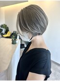 白髪もいかせるハイライトグレージュ×ショートボブ