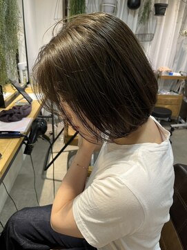 ロマリア(Lomalia) Lomalia表参道ナチュラル暗めカラーグレージュボブ