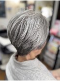 グレイヘアが映えるショートカット