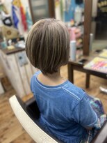 ハウオリ(hau'oli)&nbsp;白髪を活かしたハイライト×ショートボブ
