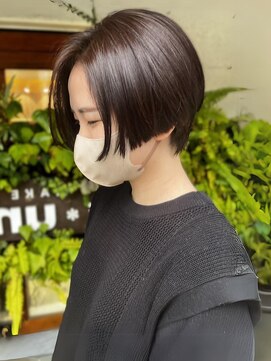 スクエアウーノ 博多(SQUARE*UNO HAKATA) 襟足すっきり 大人ショート 艶感 グレージュ 前下がりボブ