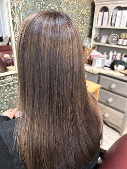 タイズフェイバリットヘアー(Ties favorit hair)の写真/ハイライトやインナーカラーで白髪をオシャレにカモフラージュ、明るい印象を与えます。