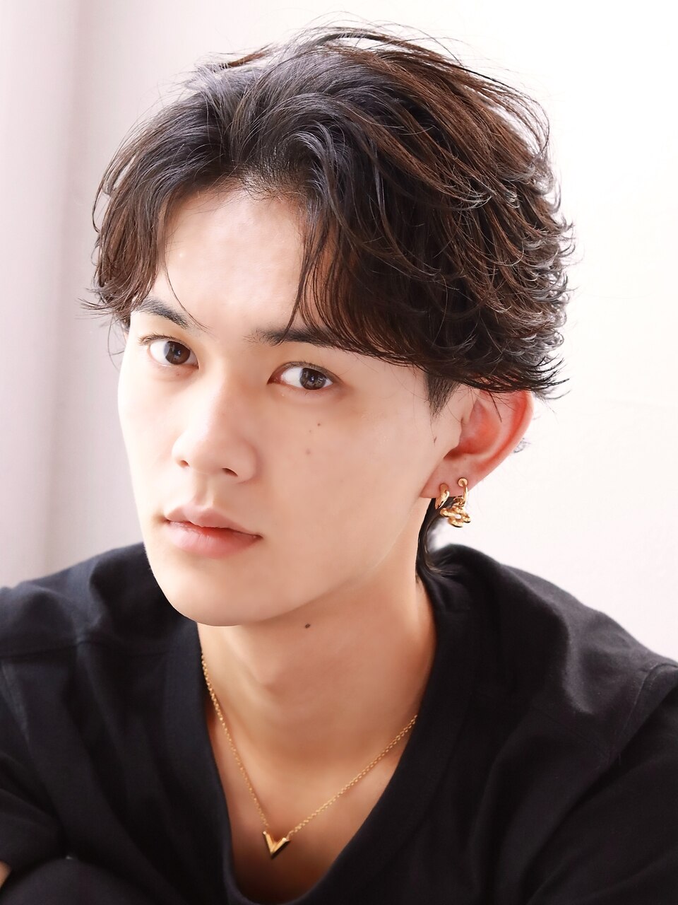 フェザーパーマセンターパートコンマバング髪型刈り上げショート