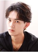 フェザーパーマセンターパートコンマバング髪型刈り上げショート