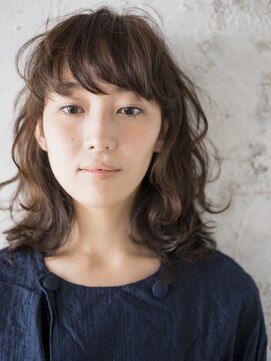 ブルー ヘアーメイク(Blue Hair Make) ミディアムのふんわりパーマスタイル
