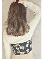 キアラ(Kchiara) ハイライトで印象的なベージュカラーに