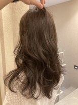 ブリス(VLISS)&nbsp;マットグレージュ＿くびれミディイヤリングカラー