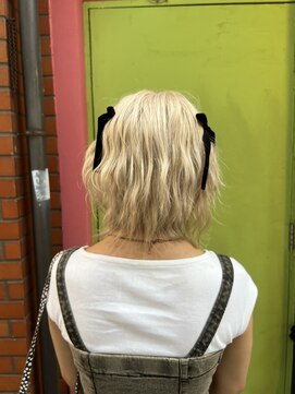 エマ(emma) ウェーブ巻き！ホワイトブロンド！