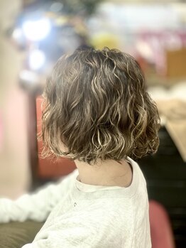 パーマネントガレージ(Parmanent Garage)の写真/ヘアデザイン重視と髪の負担を配慮し様々なパーマ液とオリジナルなツイストスパイラル巻きでカールを創る☆