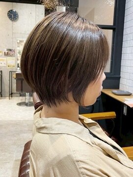 スペックホルダー(Spec Holder) 後ろ姿まで美しい。大人の丸みショートボブ