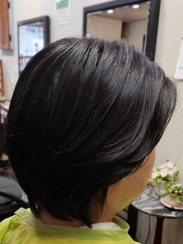 明るい白髪染めで自然な仕上がり♪ムラなく染め上げ、理想のカラーを丁寧なカウンセリングで実現！