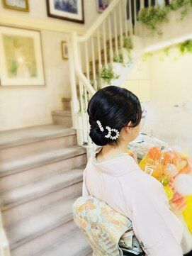 美容室 ティンカーベル きれいめシニヨンヘア