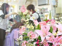 アトリエリーベルの雰囲気（花が多数あり落ち着く店内◎）