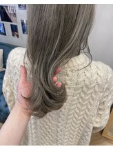 白髪染めによって赤くなりやすい髪色を寒色系のアッシュやグレーで白髪と調和するカラーに『白髪ぼかし』