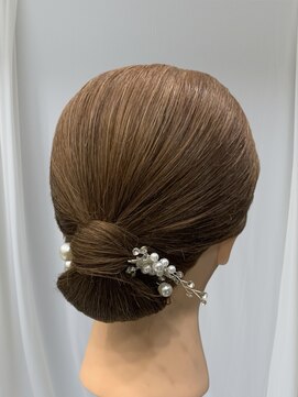 シンプル　大人雰囲気シニヨン