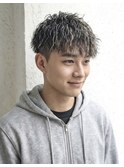 ツイストスパイラルで作る、エッジの効いたストリートヘア