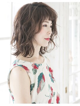 シャンプー 本店(SHAMPOO) シンプルへアもスタイリングでルーズならふゆれミディ