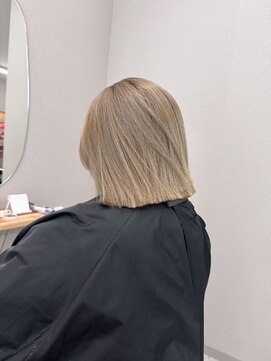 シカ 神戸三宮元町店(Cica) ハイトーン ボブ 三宮 ブリーチ ミルクティーベージュ