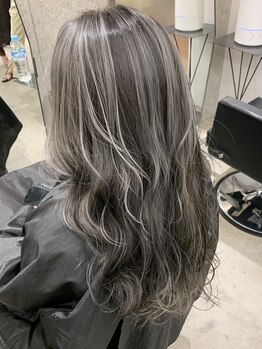 カラット 堺東(CARAT)の写真/トレンドを取り入れたstyle提案で、女性を中心に大人気♪[堺東/堺東駅/ダブルカラー/レイヤーカット]