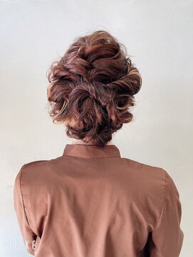 後ろ姿で魅せる。大人のルーズ編み込みシニヨン