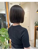 オイル仕上げで決まるタイトな内巻きボブヘア