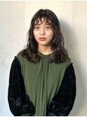 大きくうねるセミロングスタイル