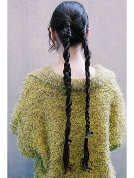 レジュアル(RESSUAL) タイトツインテール編み下ろしヘアセット