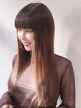 重めバング・ライトブラウン・自然光・ナチュラルカラー・上品