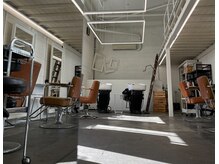 ホワイトルーム(White Room)の雰囲気（ほのかに陽光が差し込む店内）