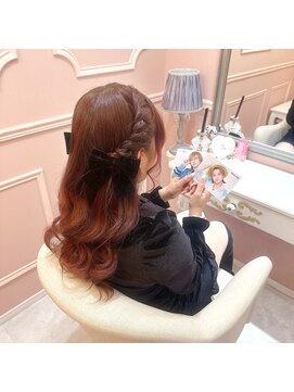 グルーヴ グルーヴ フェエリー(groove groove feerie) えびちゃんのねじりハーフツイン 新宿歌舞伎町ヘアセット