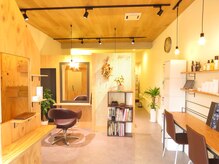 ヘアールームムク 姪の浜店(hair room muku)の雰囲気（木を使用した暖かみのある店内）