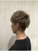 ツーブロック　ショート　ミルクティーアッシュ